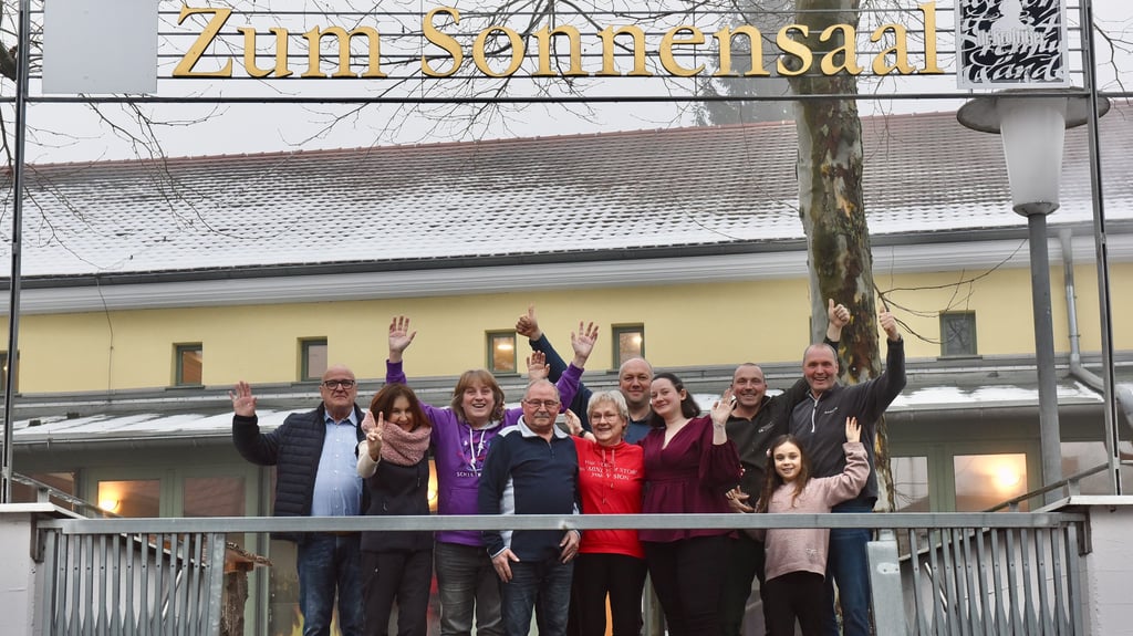 Ein Teil der „Glorreichen Sieben“ aus Klostermansfeld traf sich mit Organisatoren der Helbraer Kunstausstellung vor Ort. 