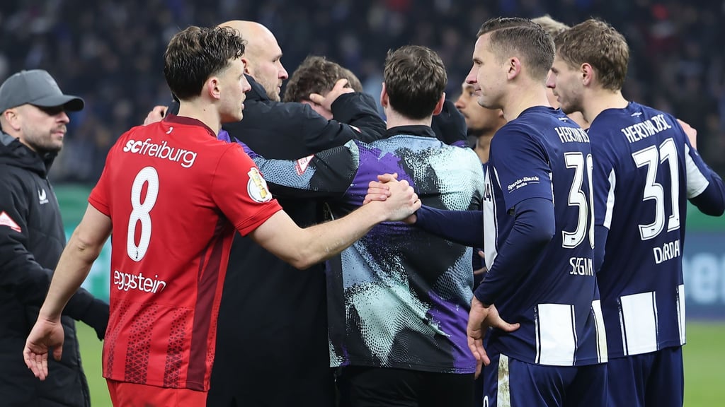 Nach seinem vergebenen Elfmeter wird Pascal Klemens von seinen Mitspielern getröstet.