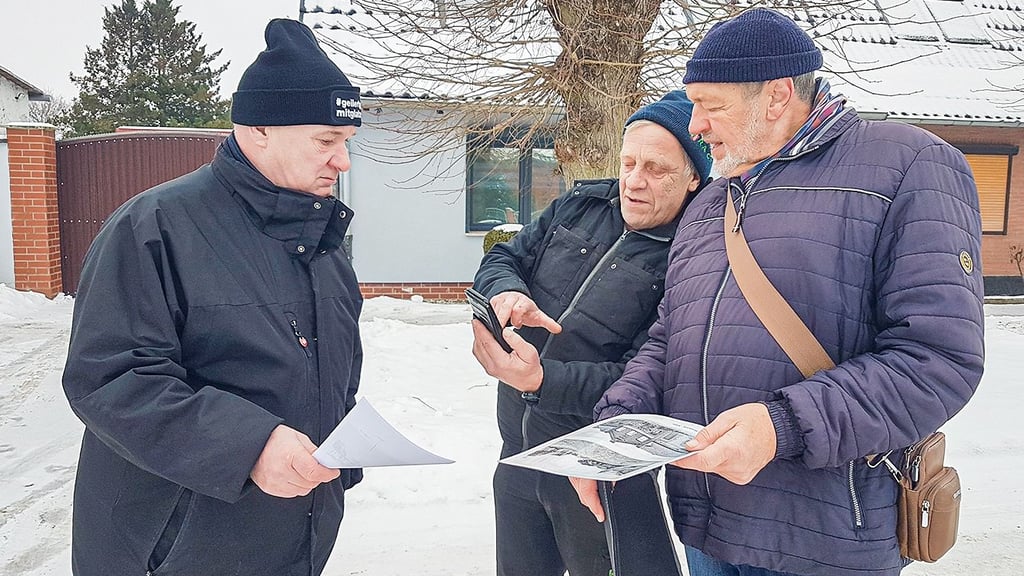 Auf Spurensuche (von links): Heiko Fischer, Ronald Eggert und Lothar Müller stehen am historischen Ort und vergleichen die alten Aufnahmen. 