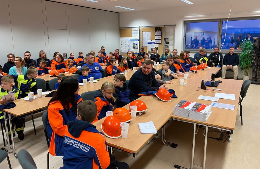 Alle Feuerwehren waren durch Kinder und Betreuer im FTZ in Burg vertreten.