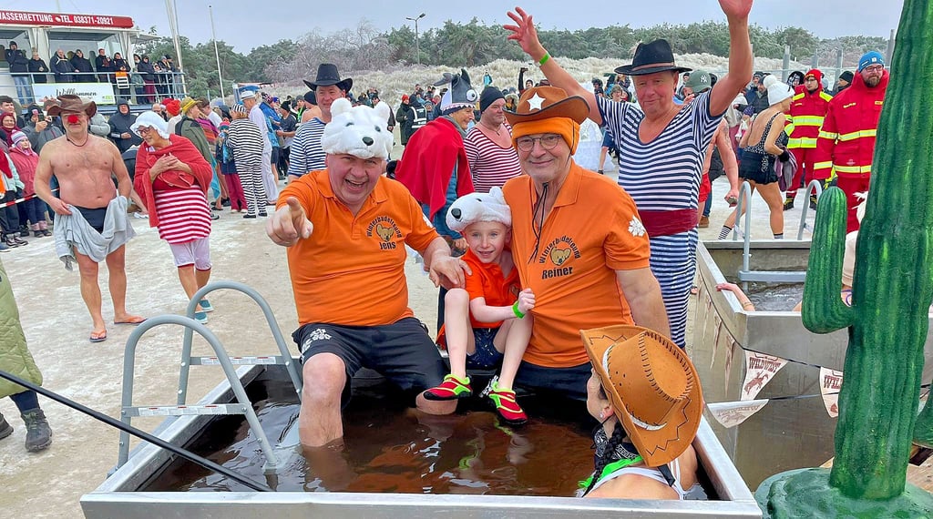 In Trassenheide war die Ostsee zugefroren, aber die Eisbader kamen in am Strand aufgestellten Becken mit eiskaltem Wasser auf ihre Kosten. 