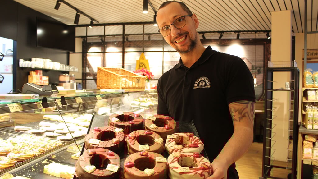 Denni Nitzschke aus der Schaubäckerei hält die Special Edition in den Händen: Extra zum Valentinstag gibt es Baumkuchen mit Herzen verziert.
