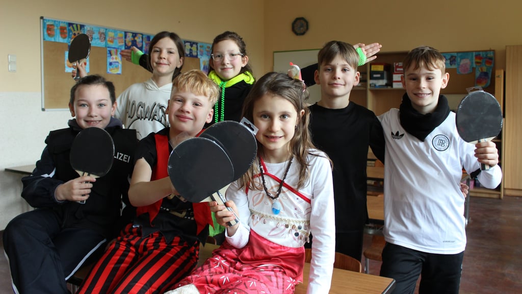 Dank der achtköpfigen Staffel gewinnt die Grundschule „Am Wald“ Wegenstedt fünf nagelneue Tischtenniskellen. Zu sehen sich die Sprinterinnen und Sprinter: Amy (vorn links), Pepe, Tabea, sowie Ida (hinten links), Mia, Bruno und Fin. Das achte Teammitglied Franz ist erkrankt.