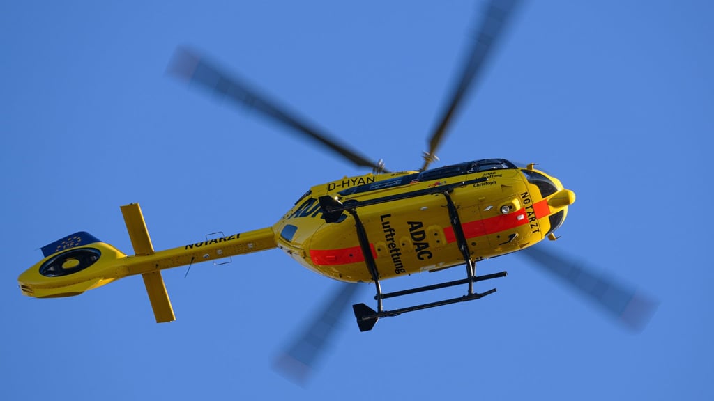 Leistet im Ernstfall schnelle Hilfe aus der Luft: ein Rettungshubschrauber der ADAC-Luftrettung. (Archivbild)