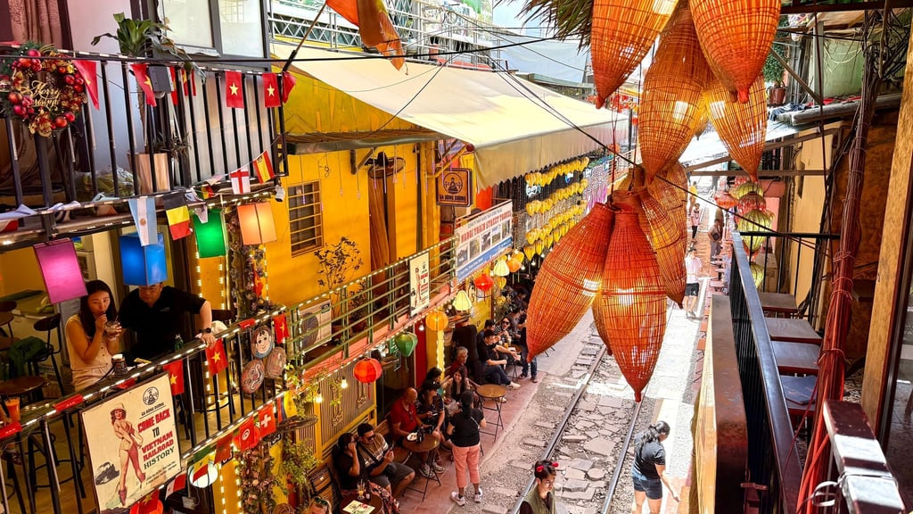 Wenn der Zug kommt, wird es eng: Die „Train Street“ in Hanoi ist eine der bekanntesten Sehenswürdigkeiten in der Hauptstadt.