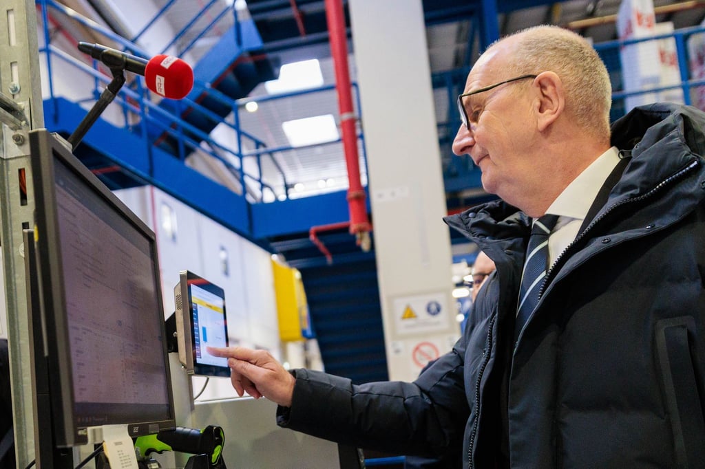 Brandenburgs Ministerpräsident Dietmar Woidke sieht die Ankurbelung der Wirtschaft bei den Koalitionsverhandlungen von SPD und CDU als zentrales Thema (Archivbild).