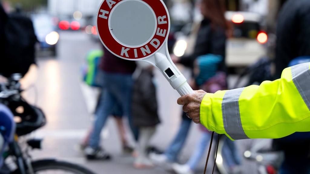 Die Ehrenamtspauschale wurde auf 960 Euro im Jahr erhöht: Voraussetzung für die steuerfreien Beträge ist, dass Ehrenamtstätigkeiten nebenberuflich und gemeinnützig ausgeübt werden.