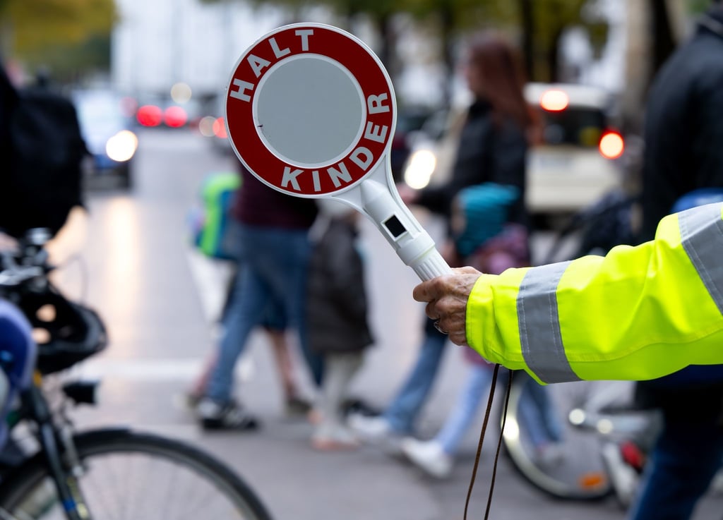 Die Ehrenamtspauschale wurde auf 960 Euro im Jahr erhöht: Voraussetzung für die steuerfreien Beträge ist, dass Ehrenamtstätigkeiten nebenberuflich und gemeinnützig ausgeübt werden.