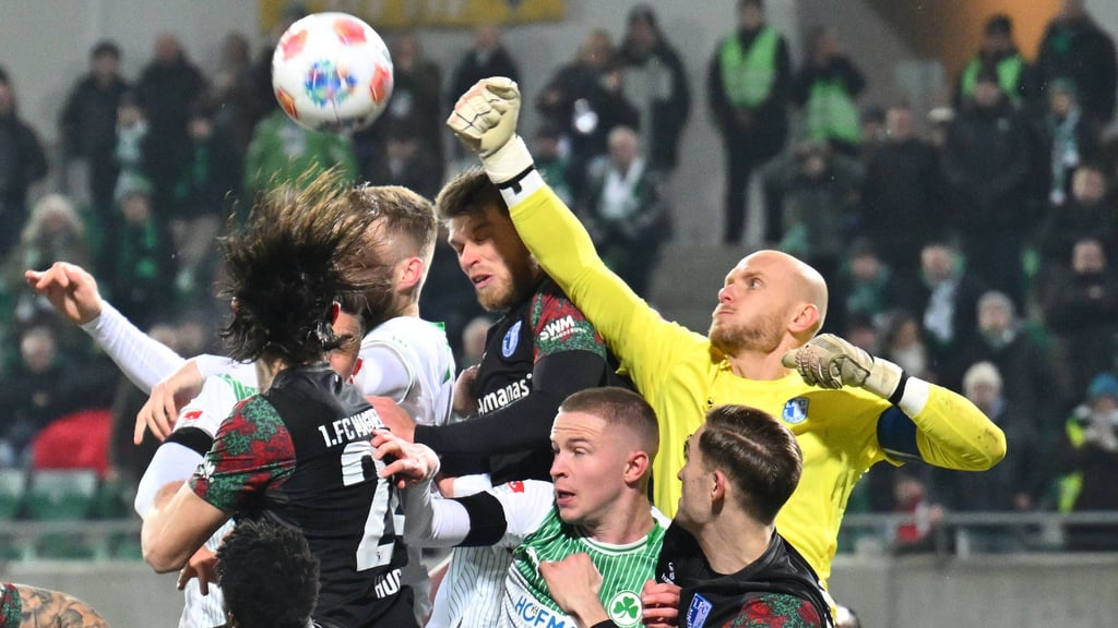 Alarmstufe Rot: Bei Standards, die in den eigenen Strafraum segeln, agiert der 1. FC Magdeburg (r., Dominik Reimann) nur selten souverän.