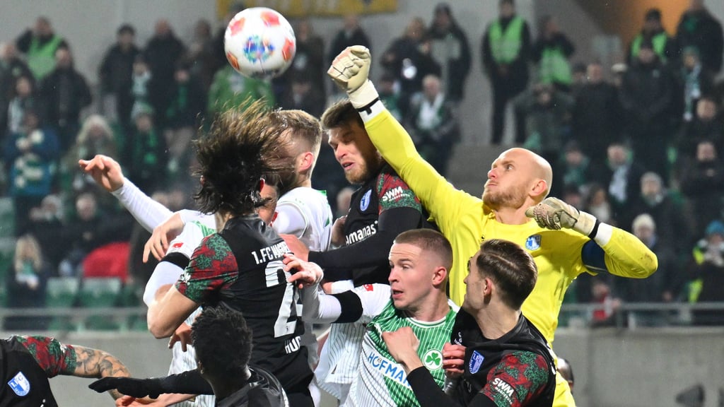 Alarmstufe Rot: Bei Standards, die in den eigenen Strafraum segeln, agiert der 1. FC Magdeburg (r., Dominik Reimann) nur selten souverän.