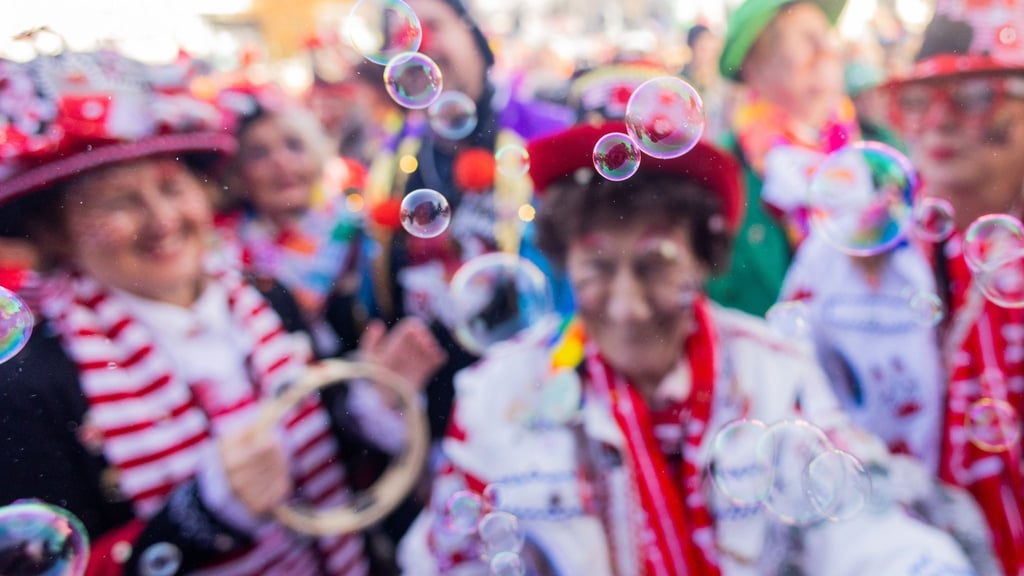 Gut abgesichert durch die fünfte Jahreszeit: Versicherungen bieten Schutz bei Sach- und Personenschäden und können teure Folgen von Unfällen abfedern.