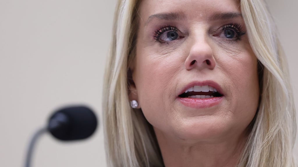 US-Justizministerin Pam Bondi muss sich kritischen Fragen vor einem Ausschuss stellen.
