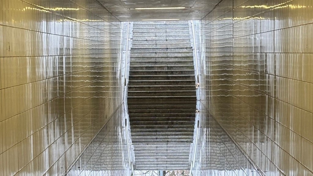 Der Fußgängertunnel wirkte in dieser Woche wie ein expressionistisches Kunstwerk. 