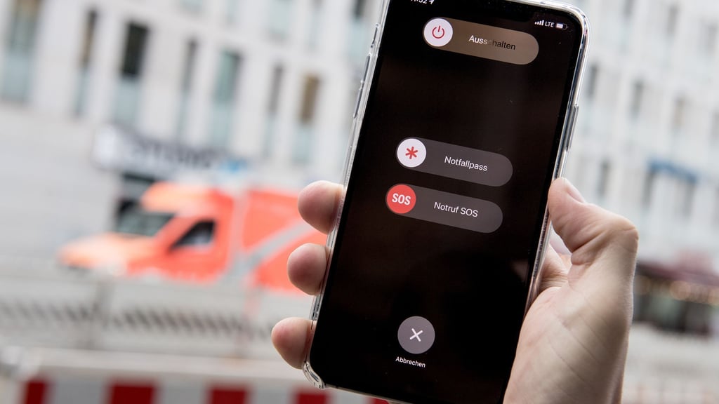 Man könnte jetzt auch manuell 112 eintippen - die Notruffunktion des Smartphones funktioniert aber schneller und intuitiver.