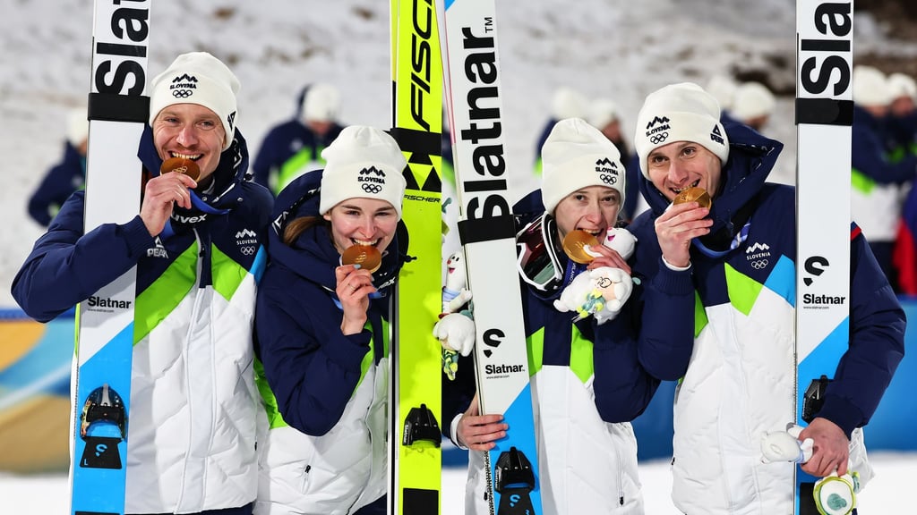Gemeinsamer Jubel: Nika Prevc (2.v.r) und ihr Bruder Domen (r) freuen sich über den Familienerfolg.