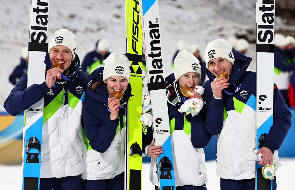 Gemeinsamer Jubel: Nika Prevc (2.v.r) und ihr Bruder Domen (r) freuen sich über den Familienerfolg.