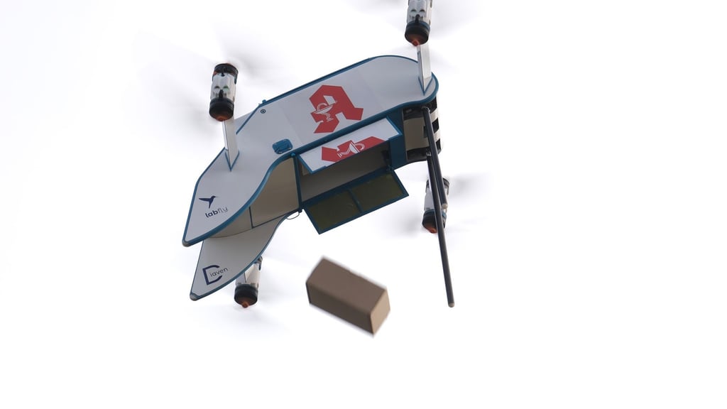 Die Drohne wirft aus zehn Metern Höhe Pakete ab, in denen die Medikamente sind.