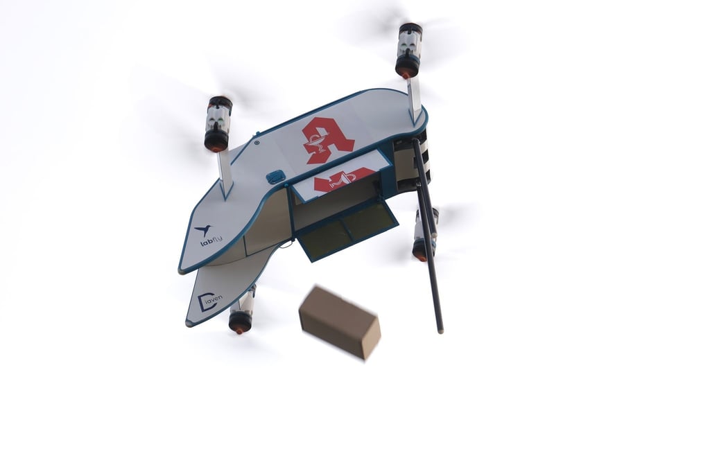 Die Drohne wirft aus zehn Metern Höhe Pakete ab, in denen die Medikamente sind.