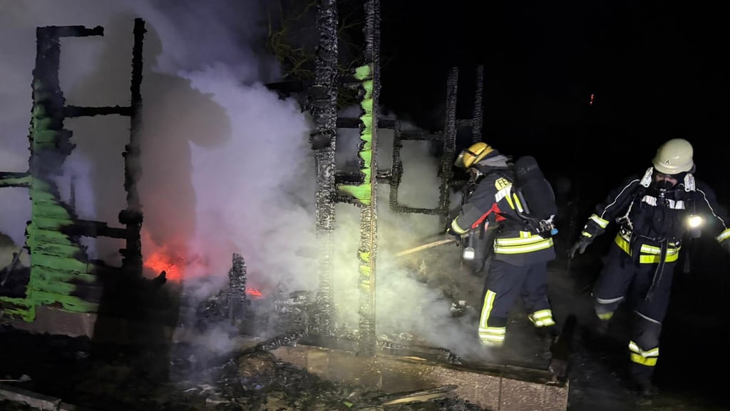 Viel ist von der Gartenlaube am Gröninger Prälatenberg nicht mehr übrig. Sie ist in der Nacht vollständig niedergebrannt.