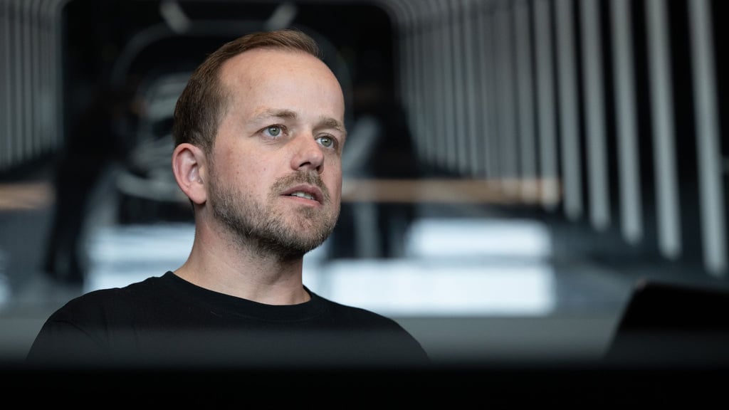 Tesla-Werksleiter André Thierig kritisiert die IG Metall, die Vorwürfe zurückweist. (Archivbild)