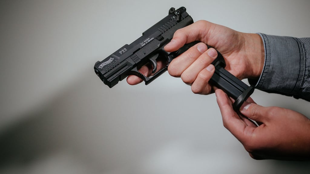 Ein junger Mann hat am Dienstagabend in Oschersleben mit einer Schreckschusswaffe in die Luft geschossen.