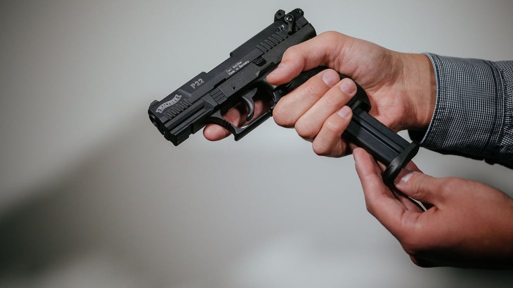 Ein junger Mann hat am Dienstagabend in Oschersleben mit einer Schreckschusswaffe in die Luft geschossen.