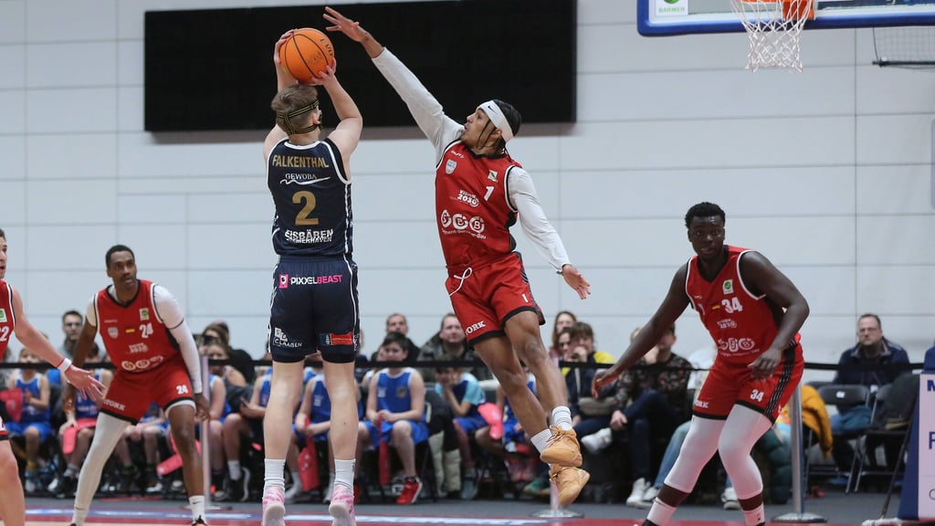 Trey Thompson Stewart und seine Gefährten der SBB Baskets wollen Freitagabend wachsam verteidigen, die Punkte auch dadurch in Magdeburg behalten.
