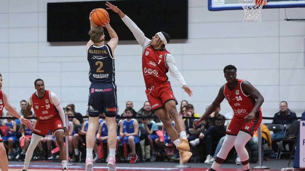 Trey Thompson Stewart und seine Gefährten der SBB Baskets wollen Freitagabend wachsam verteidigen, die Punkte auch dadurch in Magdeburg behalten.