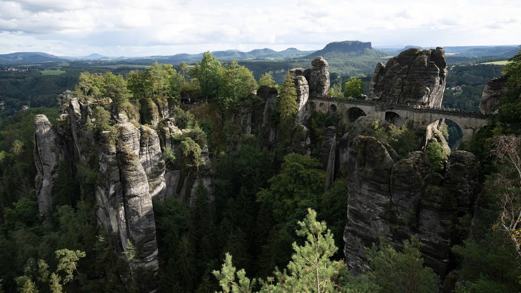 Der junge Mann stürzte acht Meter in die Tiefe. (Archivbild)