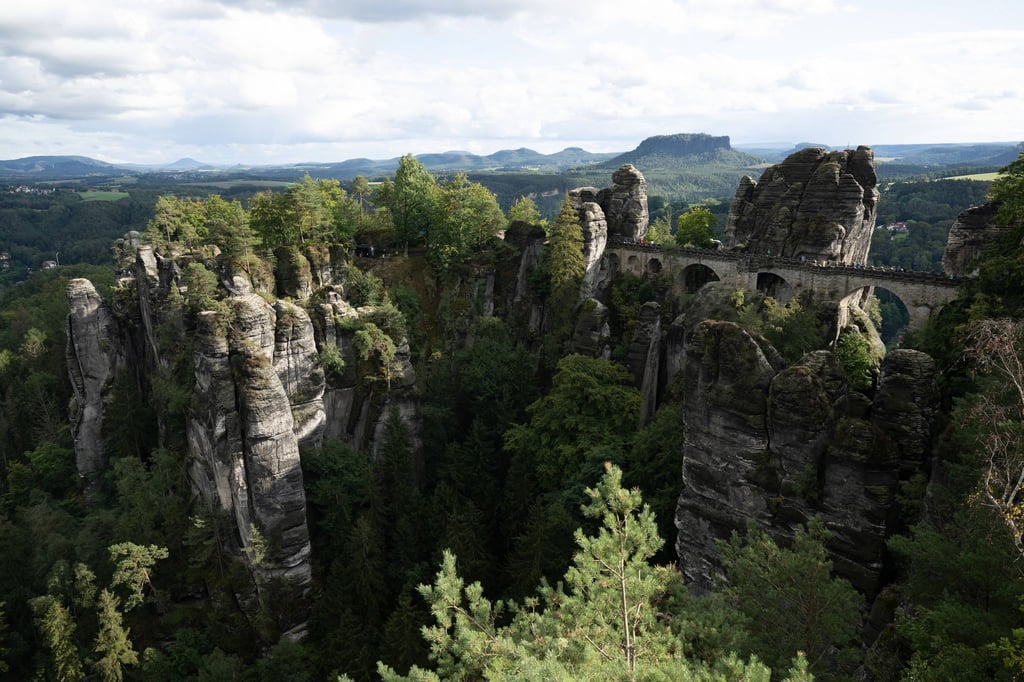 Der junge Mann stürzte acht Meter in die Tiefe. (Archivbild)