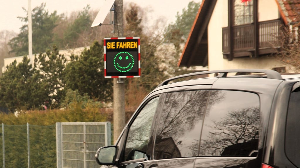 Der neue Verkehrs-Smiley zählt Fahrzeuge an der Landesstraße 13 im Kreis Stendal.