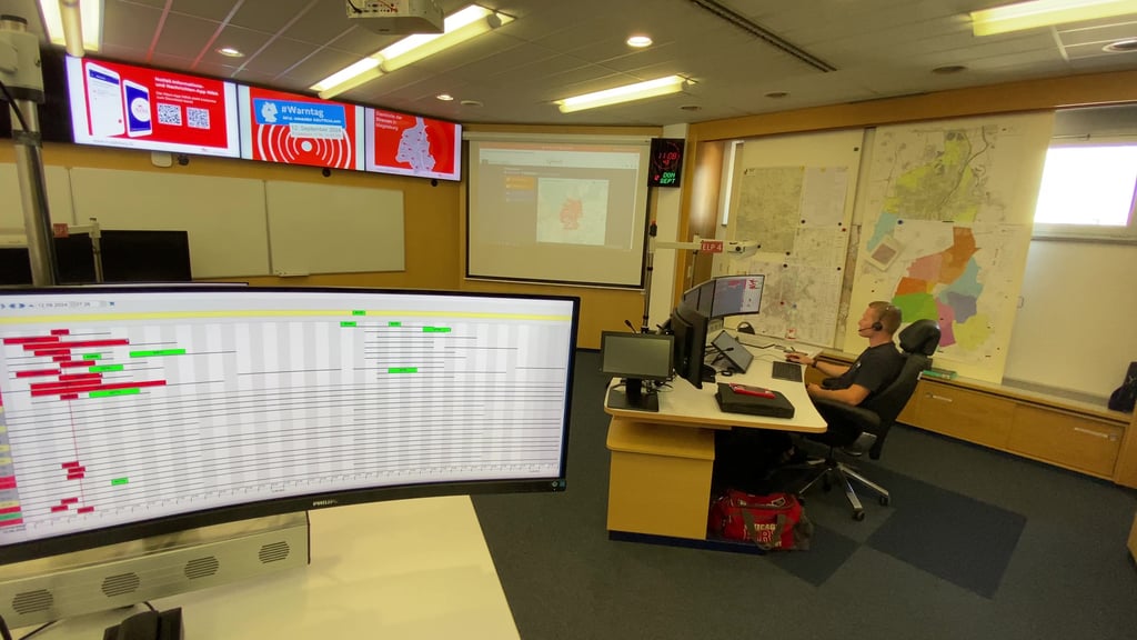 Blick in die Integrierte Leitstelle in Magdeburg. Von hieraus werden alle Feuerwehr- und sonstigen Rettungseinsätze koordiniert.