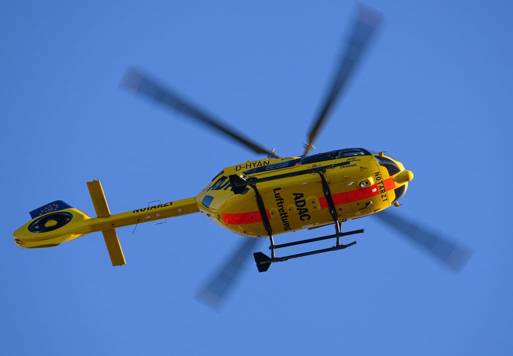 Leistet im Ernstfall schnelle Hilfe aus der Luft: ein Rettungshubschrauber der ADAC-Luftrettung. (Archivbild)