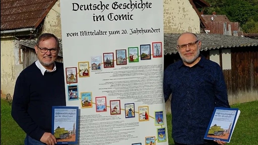 Thomas Dahms (links) erzählt die Regionalgeschichte lebendig, während der Illustrator und Trickfilmzeichner Alexander Pavlenko die Szenen mit Comiczeichnungen visualisiert.