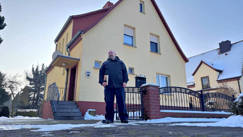 Michael-Alexander Lauter  steht vor dem ehemaligen Wohnhaus seiner Mutter in der Bitterfelder Guts-Muths-Straße.