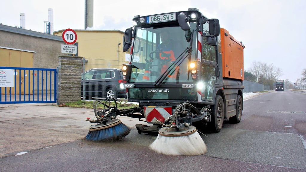 Um in mehr Orten regelmäßig die Straßen zu reinigen, haben die Osterburger Stadtwerke im vergangenen Jahr eine zweite Kehrmaschine gekauft.