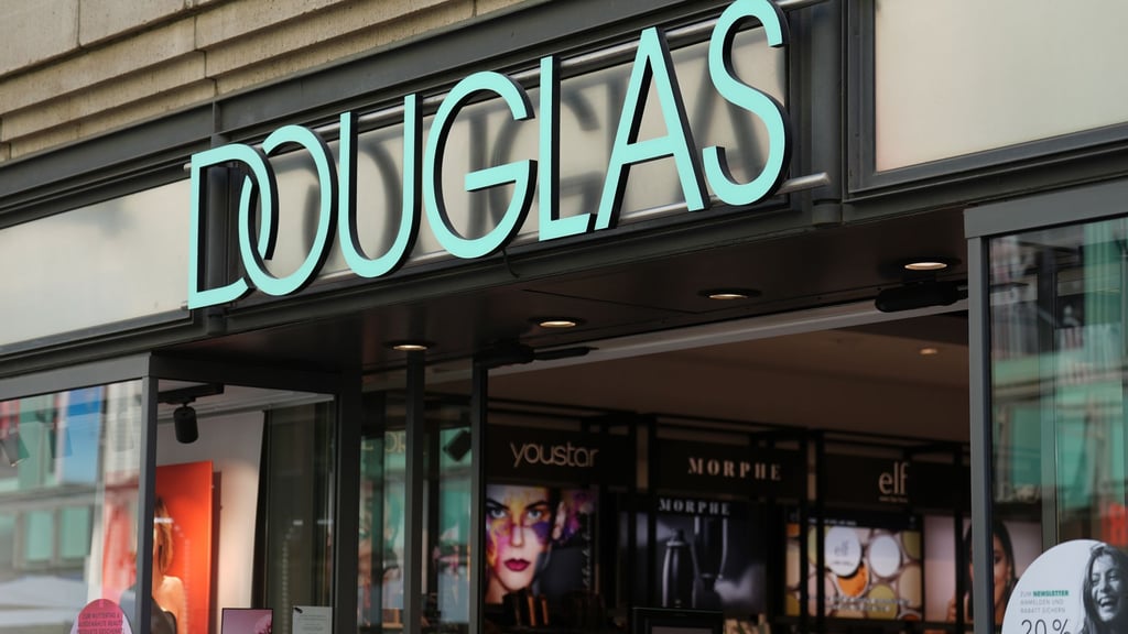 Die Parfümeriekette Douglas hat in Deutschland etwa 340 Filialen.