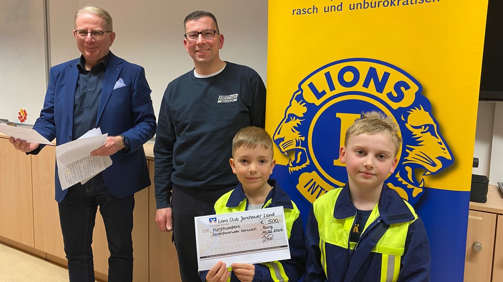 Der Lions Club, vertreten durch Detlef Friedrich (l.), spendet jeweils 500 Euro an 20 Kinder- und Jugendfeuerwehren aus dem Jerichower Land. Wie hier an die Feuerwehr Gerwisch.