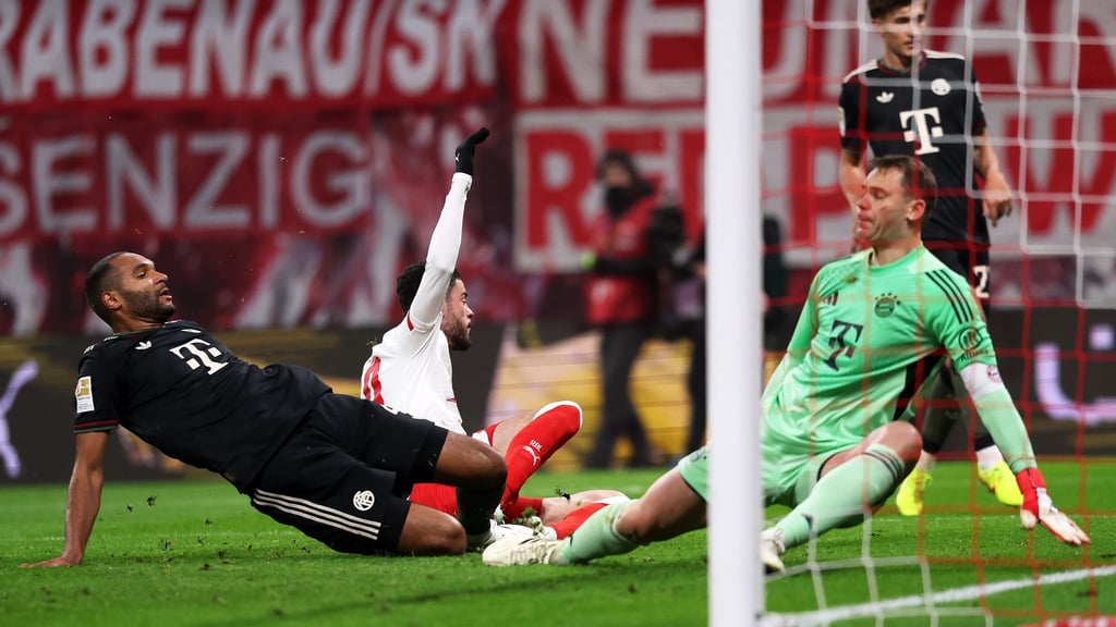 Rômulo (M, RB Leipzig) erzielt den Treffer zum 1:0 gegen Jonathan Tah (l, Bayern München) und Torwart Manuel Neuer (Bayern München). Um ins Pokal-Halbfinale zu kommen, müssen die Leipziger wieder treffen. (Archivbild)