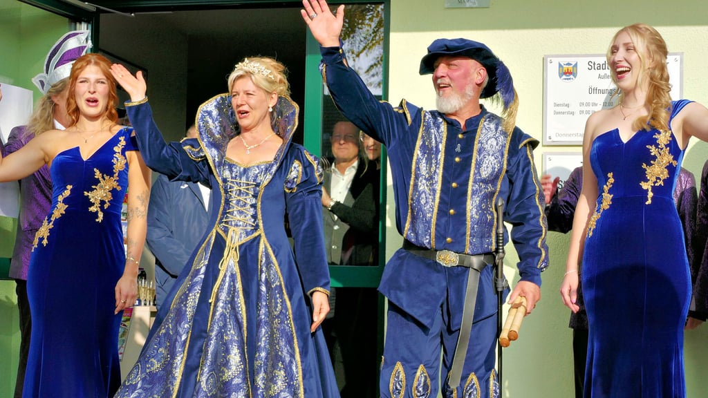 Das Prinzenpaar  Katalin  und  Sven Maihofer,  hier  bei der Proklamation  mit  dem Hofstaat,  gehört zu den Hoheiten des ECV.