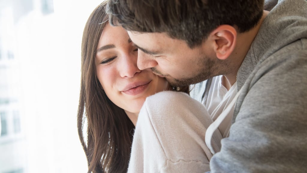 Verbindlichkeit stärkt das Beziehungsglück: Gemeinsame Entscheidungen, Werte und Lebensziele fördern die Zufriedenheit.