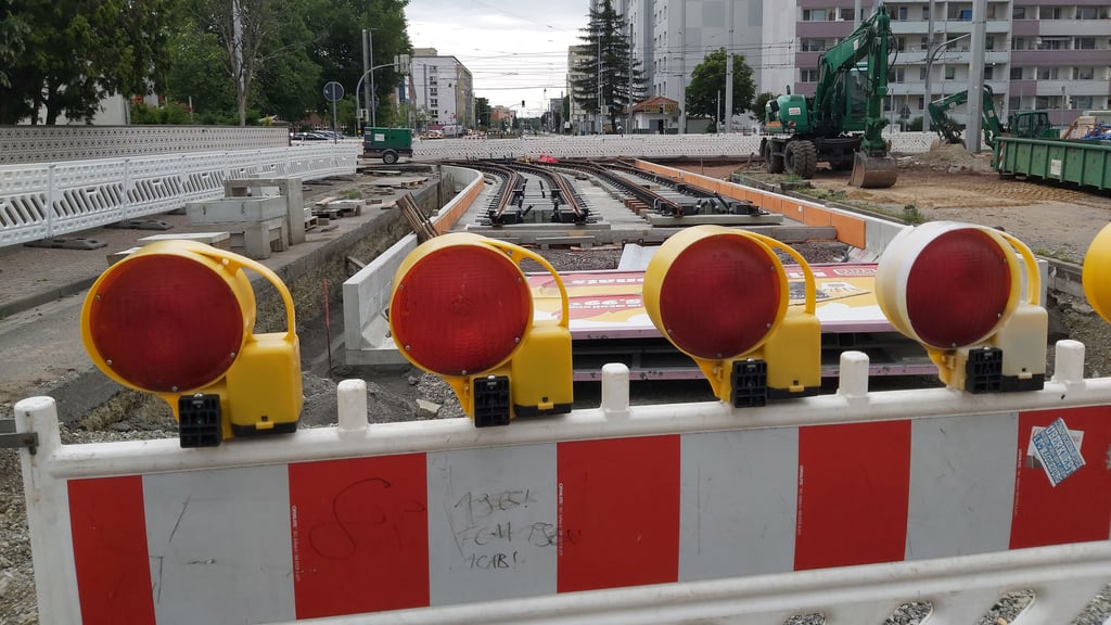 Durch den Gleisbau gibt es in Magdeburg neue Straßensperrungen. Bis 2028 soll gearbeitet werden.