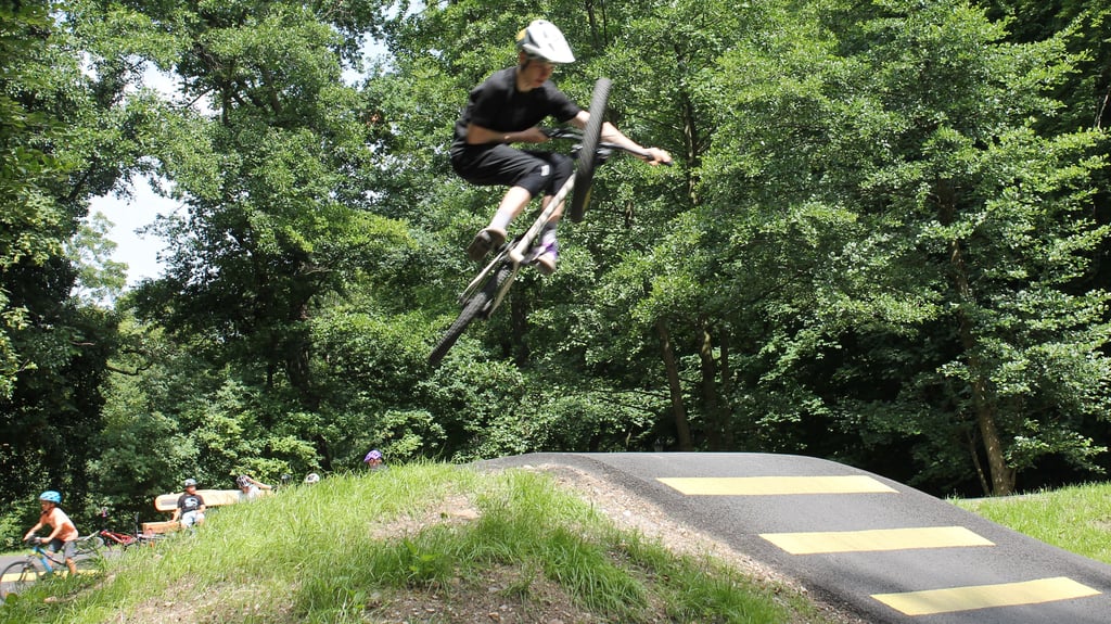 Für solche Flugeinlagen wie auf dieser Pumptrack-Anlage  in Ilsenburg im Harz muss man lange üben. 
