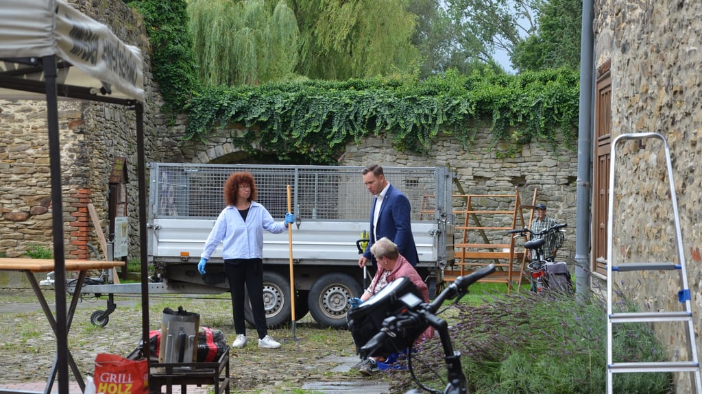 Bürgermeister Marc Blanck (CDU) besucht die Vereine, die gemeinsam im vergangenen Herbst den Burghof auf Vordermann gebracht haben.
