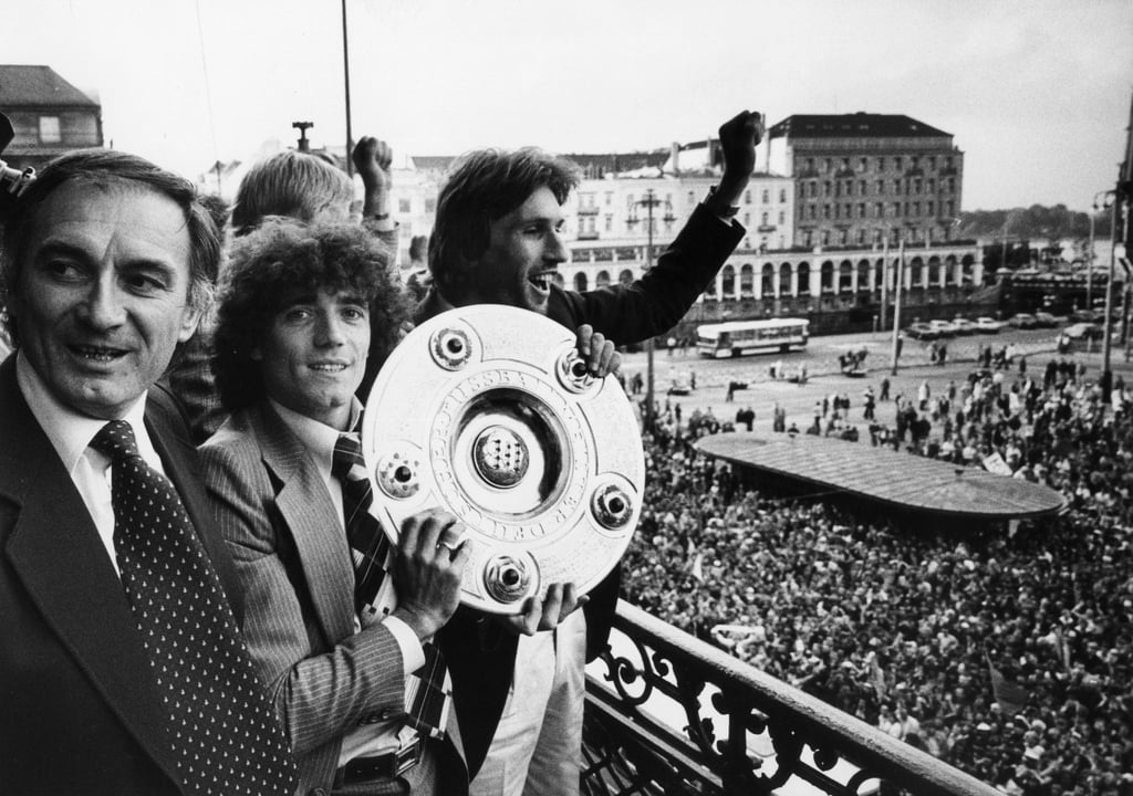 Unter Trainer Branco Zebec (l) feierte Kevin Keegan (2. v l) 1979 mit dem HSV die deutsche Meisterschaft.