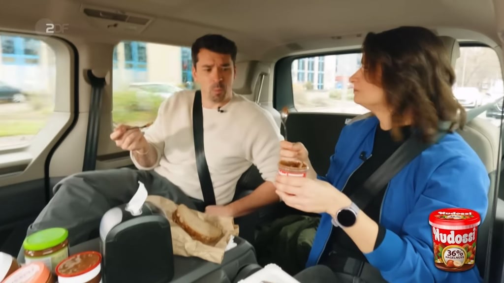 Instagram-Koch Tim Armann (links) und Verbraucherschützerin Dr. Britta Schautz testeten für die ZDF-Show "Besseresser" verschiedene Nuss-Nougat-Aufstriche. Auch der DDR-Klassiker Nudossi war dabei.