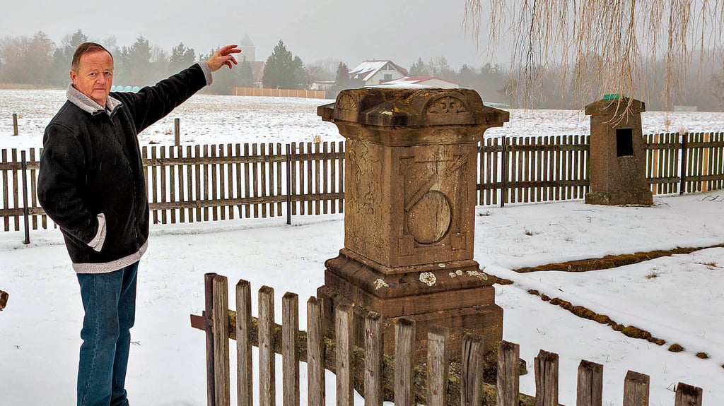 Harald Menz zeigt auf den leeren Sockel. Da oben, auf dem Freidenkerfriedhof in Hansburg, stand einmal ein  Obelisk. 