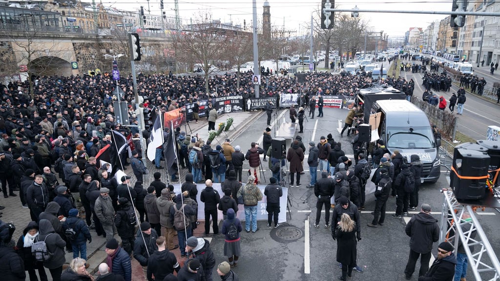 Auch in diesem Jahr planen Neonazis einen „Gedenkmarsch“ im Zentrum Dresdens anlässlich des Jahrestags der Zerstörung Dresdens am 2. Februar 1945. (Archivbild)