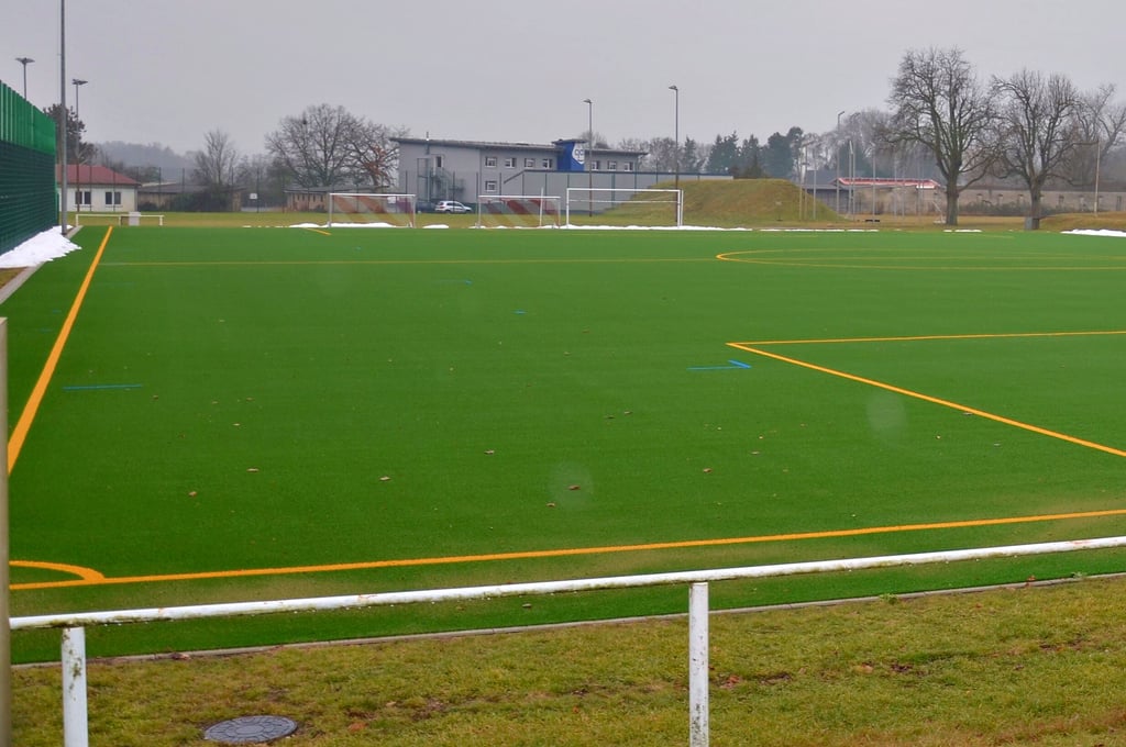 Noch liegt der neue Kunstrasenplatz im Werner-Seelenbinder-Stadion fast jungfräulich da. Am 16. Februar beginnt dort offiziell der Spielbetrieb. 
