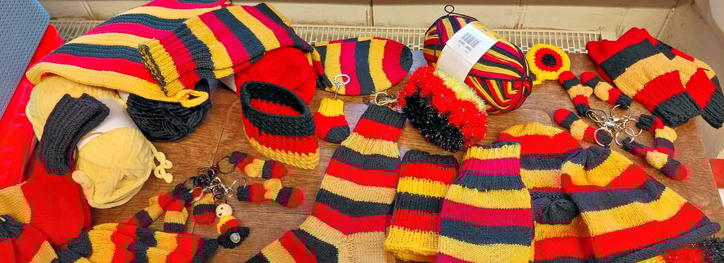 Die Handarbeitsfreunde  bereiten sich bereits auf die Fußball-Weltmeisterschaft vor haben bereits einiges  in Schwarz-Rot-Gold gestrickt. 